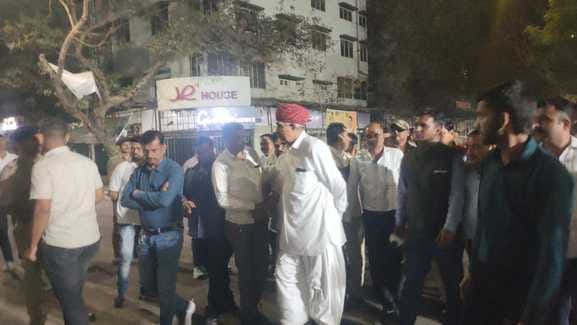 Sirohi News MP Lumbaram Choudhary took stock of fire in Surat textile market assured help