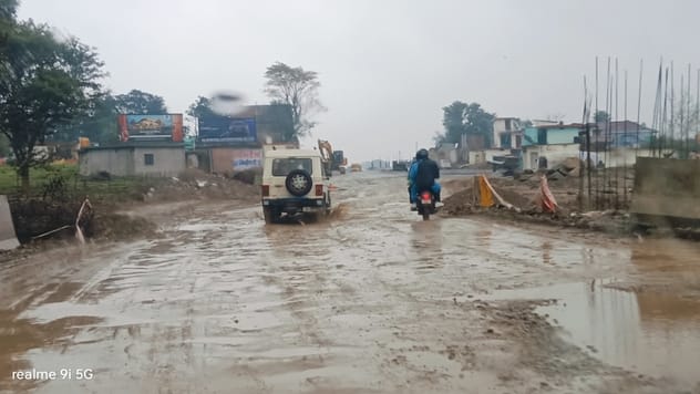 Highway remained blocked at two places in Shahpur, vehicles seen slipping in mud