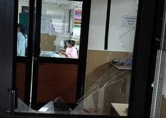 टूटा हुआ कांच।