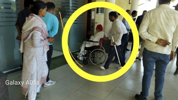 Asaram on wheel chair, getting Panchakarma done at Dhanvantari Ayurvedic Hospital, Ujjain.