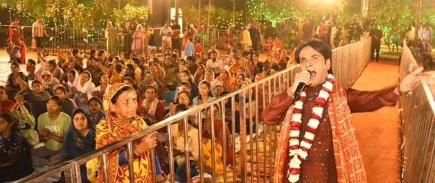 Echo of hymns in Shyam Darbar, Holi played with flowers