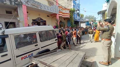 Dewas family of accused Rupesh reached their home in Bherugarh deceased created ruckus in front of police