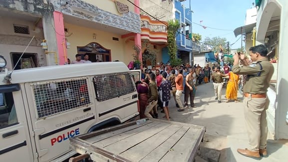 आरोपी के घर पर हंगामा