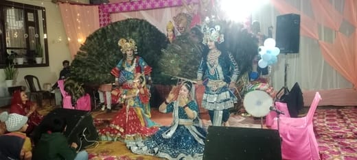 Devotees danced to the hymns in the Jagran organized in Ladhayani.
