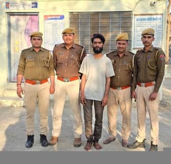 पुलिस की गिरफ्त में आरोपी।