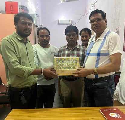 Chittorgarh News: Silver bat-ball and stump presented to Sanwalia Seth