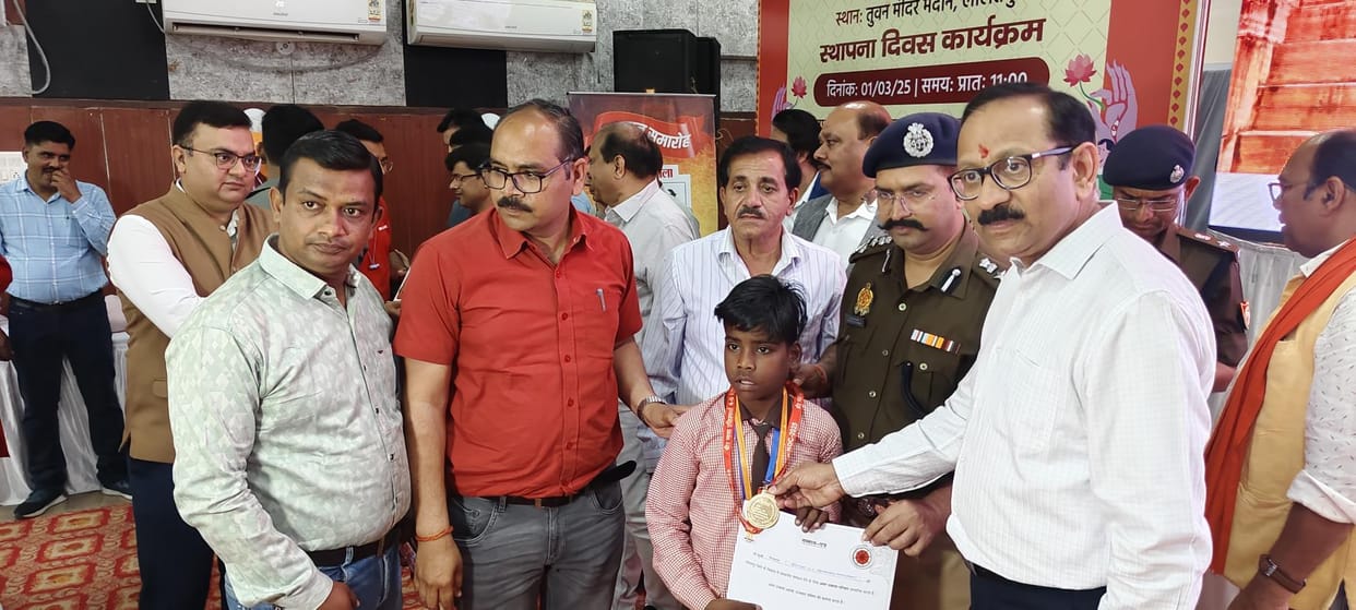 The student who increased the prestige of the district by getting selected in Veeragatha Project-4 was honored