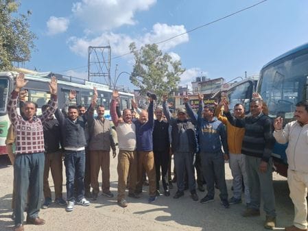 Driver-conductor roared in Dharampur, Sarkaghat