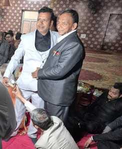 The child stole the bag of the groom's father
