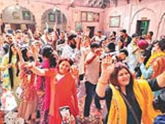 Devotees rejoiced at singing Holi in Radhadamodar temple