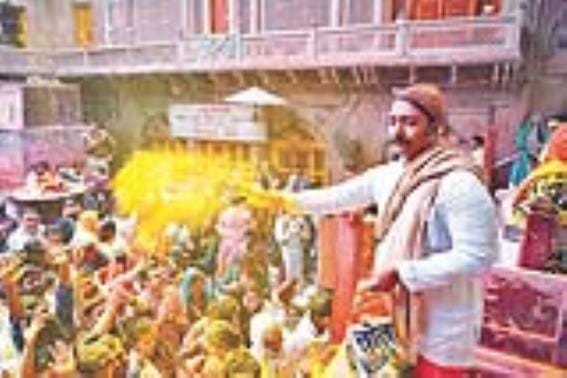Thakur Radhavallabh tied a gulal stick around his waist and played Holi with devotees