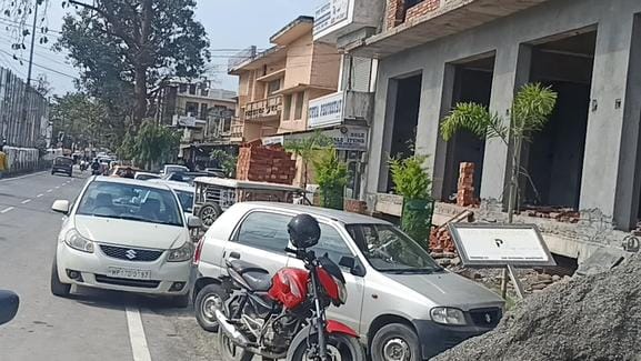 The connecting roads of Paonta city are shrinking due to illegal parking