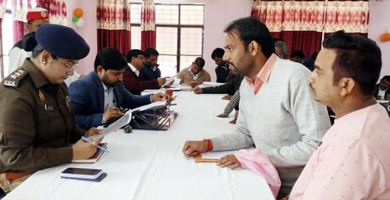 SDM kept listening to complaints... Banda police station in-charge seen playing games on mobile phone