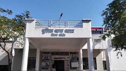 Sehore: नशे में धुत सरपंच उसका दोस्त एसआई और चौकी प्रभारी से झूमे, कॉलर पकड़ी