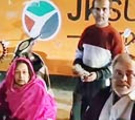 Three helpless animals hit an elderly couple who came to buy vegetables