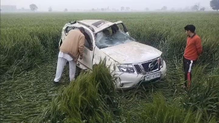 Car went out of control and overturned in fields on Sahu-Kinala road, 5 people injured