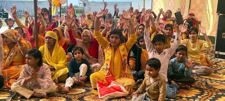Devotees were overwhelmed with emotion after hearing the story of Shri Krishna's birth.
