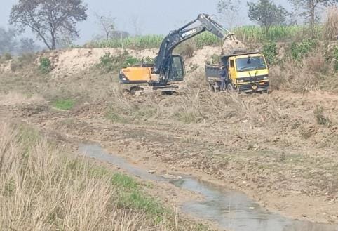 The banks of the Chandan river are getting strengthened with the soil of Bhaurahiya