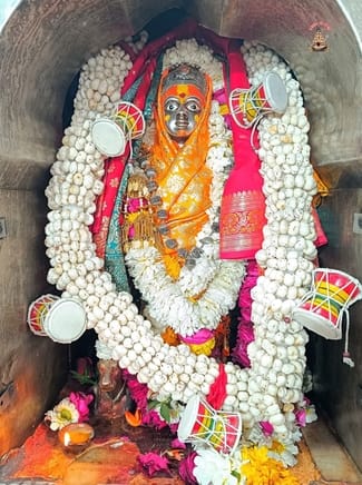 Ujjain News Bhasma Aarti special Mata wore garland of Damru Baba Mahakal decorated forehead with Belpatra