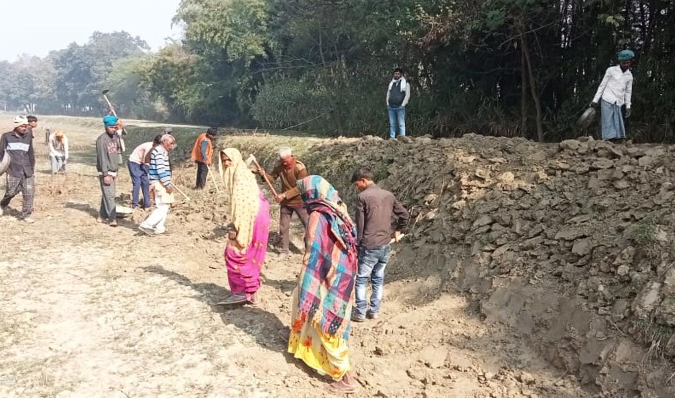 मनरेगा के तहत काम करते श्रमिक