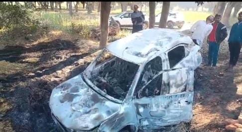A car going to the wedding procession suddenly caught fire, father and son saved their lives by jumping