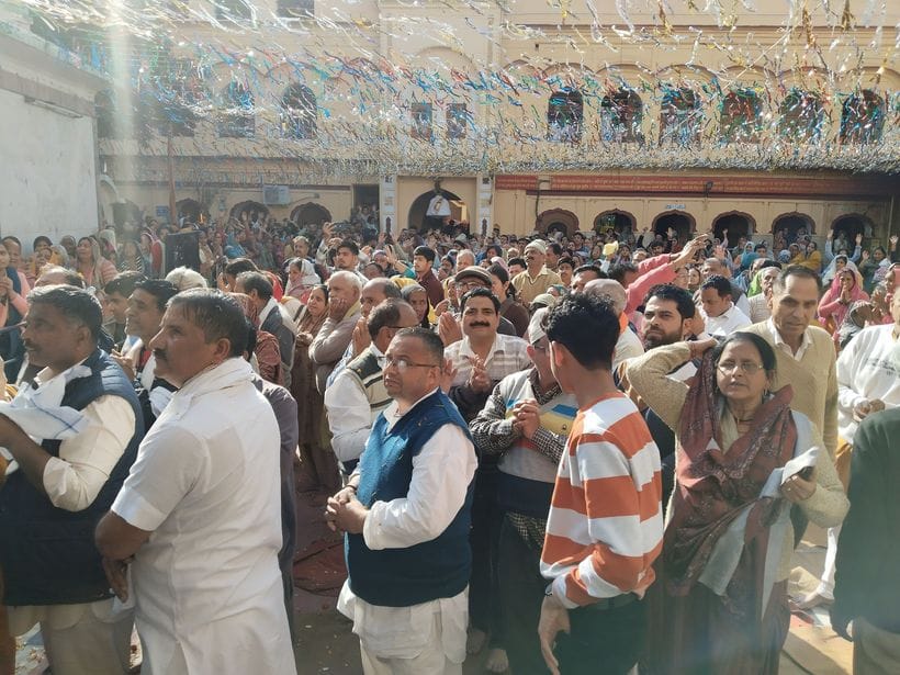 After 20 years of rigorous examination, Guru Atmanand handed over the throne at the age of 26.