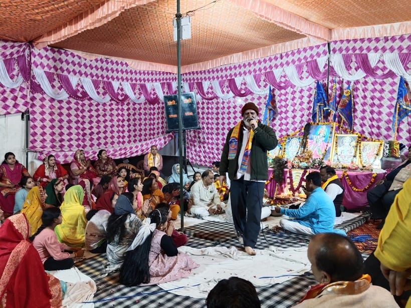 Devotees danced to the bhajan that will open the lock of your luck in a minute.