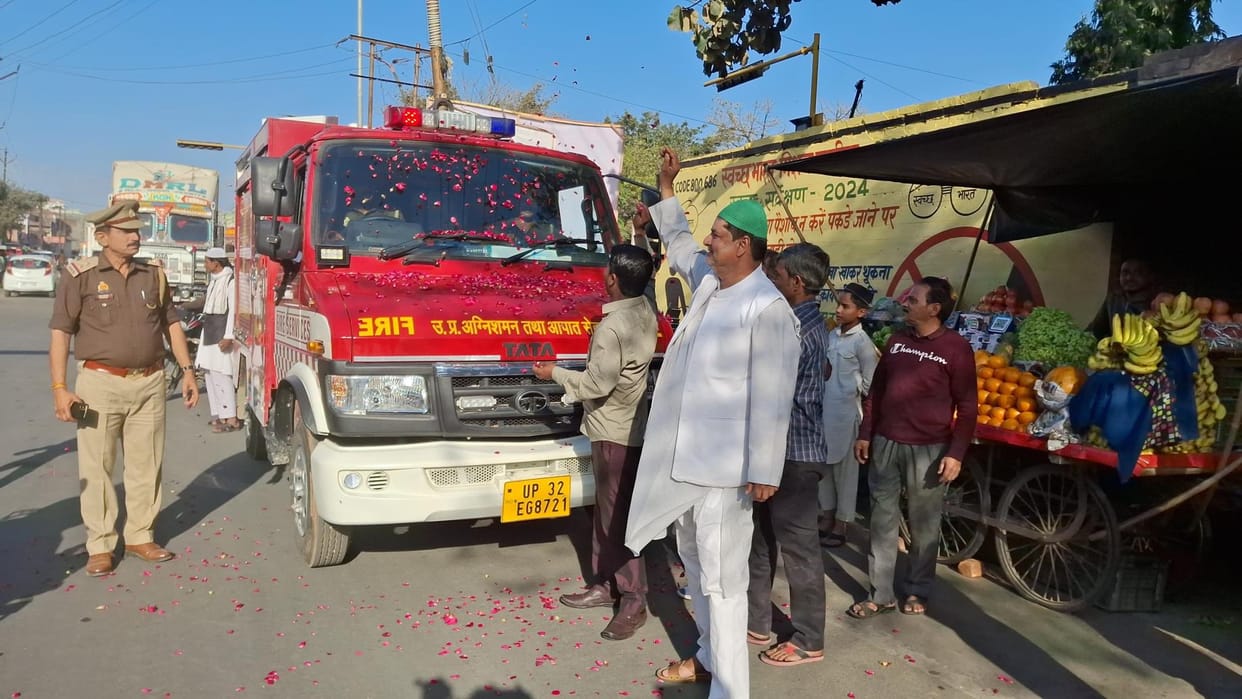 Sambhal: Muslims showered flowers on vehicles carrying Gangajal from Maha Kumbh, offered ancient pilgrimage