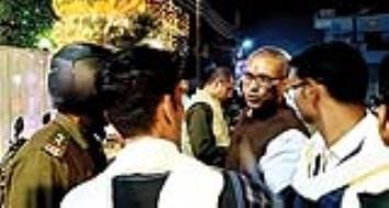 The miscreants ran away after snatching two lakh rupees from the groom's father.