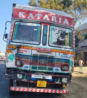 Three injured in collision between truck and tractor-trolley