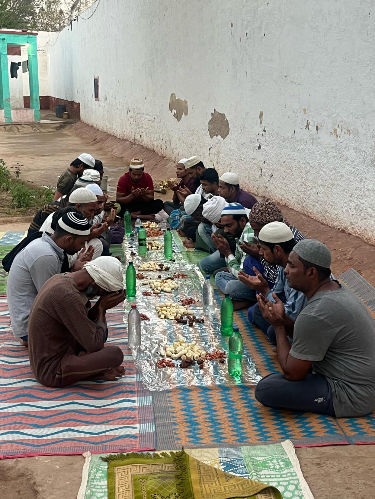 206 male and female prisoners kept Roza in the jail