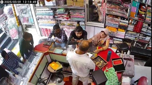 Jewelery worth Rs 1.30 lakh was sold by paying one thousand rupees