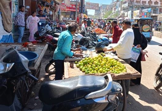 The problem of traffic jam on the Medical College-Amhat road has become a problem.