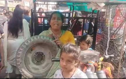 mahila ne petrol daalakar aatmadaah karane kee koshish kee