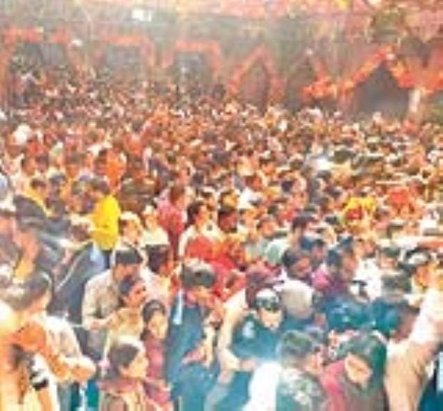 baankebihaaree mandir mein bhakton kee bheed se vyavasthaen charamaraeen