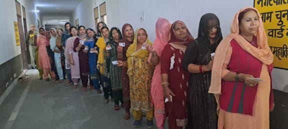 82.7 percent voters cast their vote in the municipal elections of Narnaund