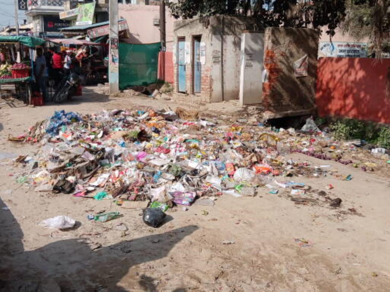 Shopkeepers expressed anger over not picking up garbage
