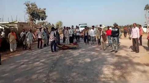 Chhatarpur News: The family members created a traffic jam by keeping the dead body on the road