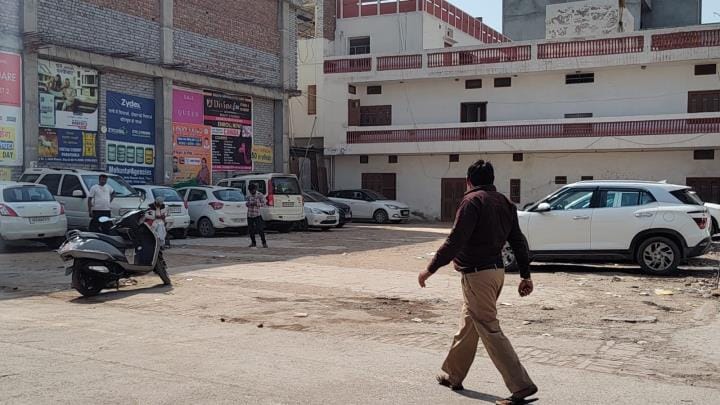 Multi-storey parking project stuck, Rs 50 per hour being charged in private