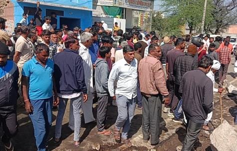 Villagers blocked the Tosham-Jui road