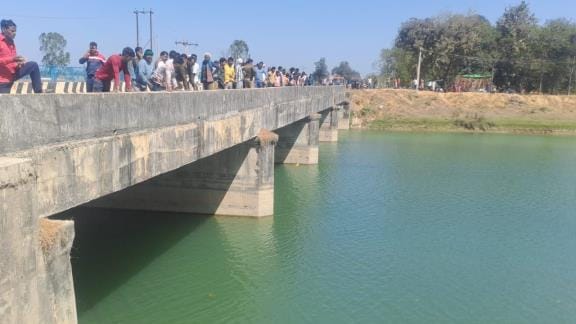 The young man sitting on the railing of the bridge fell into the canal, search continues