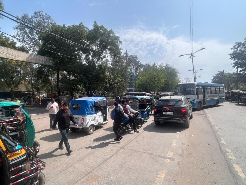 Police is strict on vehicles parked outside bus stand, challans are being issued