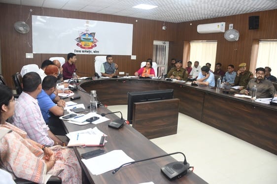 बैठक लेते जिला कलेक्टर।