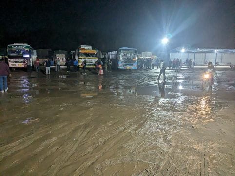 Mud became an obstacle to catching a bus at Baddi's alternate station