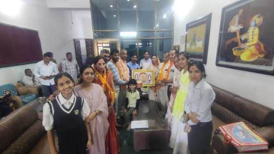 चित्तौड़गढ़ जिले के श्री सांवलियाजी मंदिर में एक श्रद्धालु ने भगवान को ट्रैक्टर भेंट किया है।