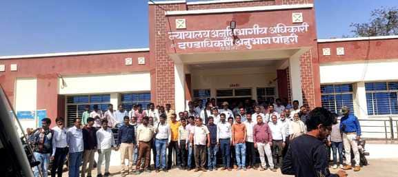 एसडीएम को ज्ञापन देने आए पंचायत कर्मचारी