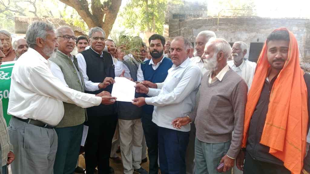 Demonstration was held demanding compensation for crop damaged due to hailstorm.