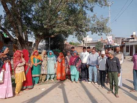 Drinking water crisis deepens in village Mahasar, villagers raise slogans