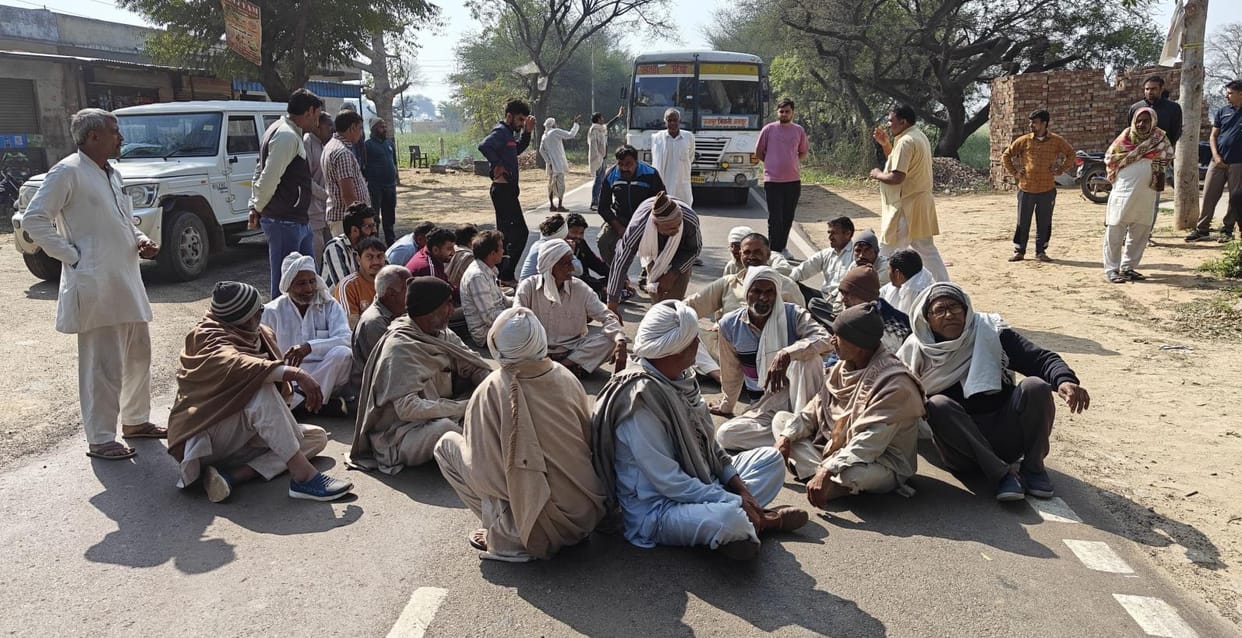 Demanding compensation for ruined crops, farmers blocked Badhra-Satnali road