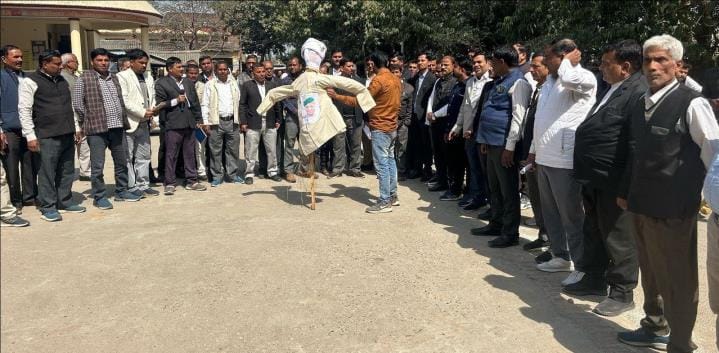 Advocates burnt the effigy of the Law Minister and submitted a memorandum